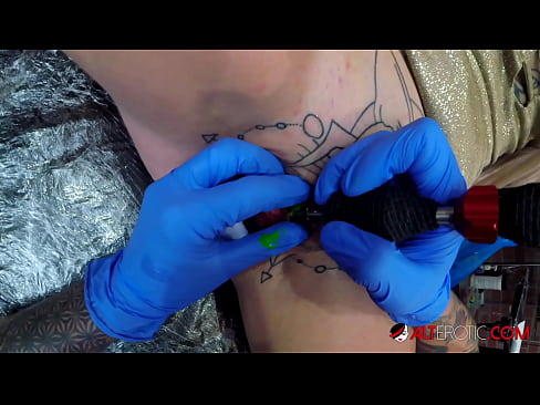 ❤️ Ekstreme tatuita varmulo Sully Savage ricevis tatuon sur sia klitoro ❤️ Seksofilmeto ĉe eo.yinshuabang.top